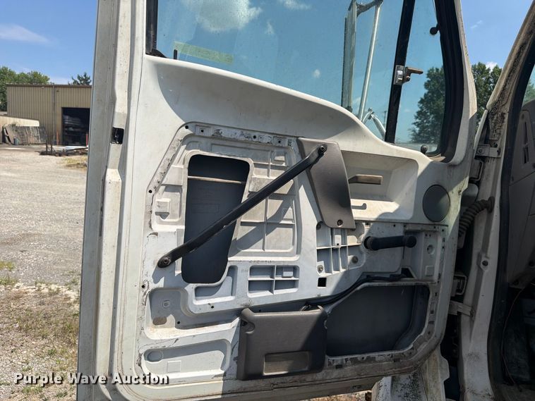 image for item FC3273 1998 Ford L8000 semi truck