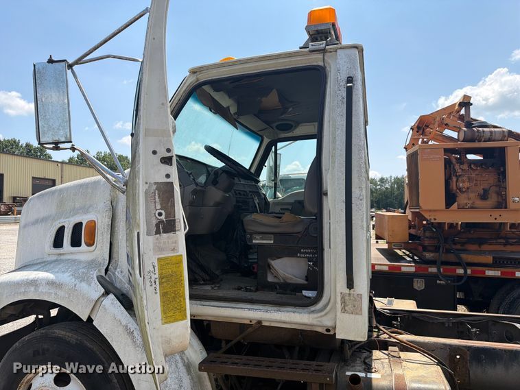 image for item FC3273 1998 Ford L8000 semi truck