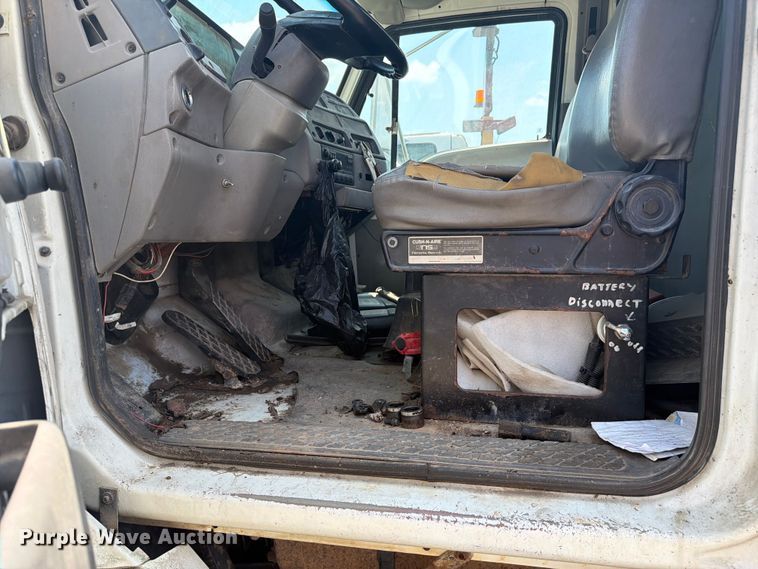 image for item FC3273 1998 Ford L8000 semi truck