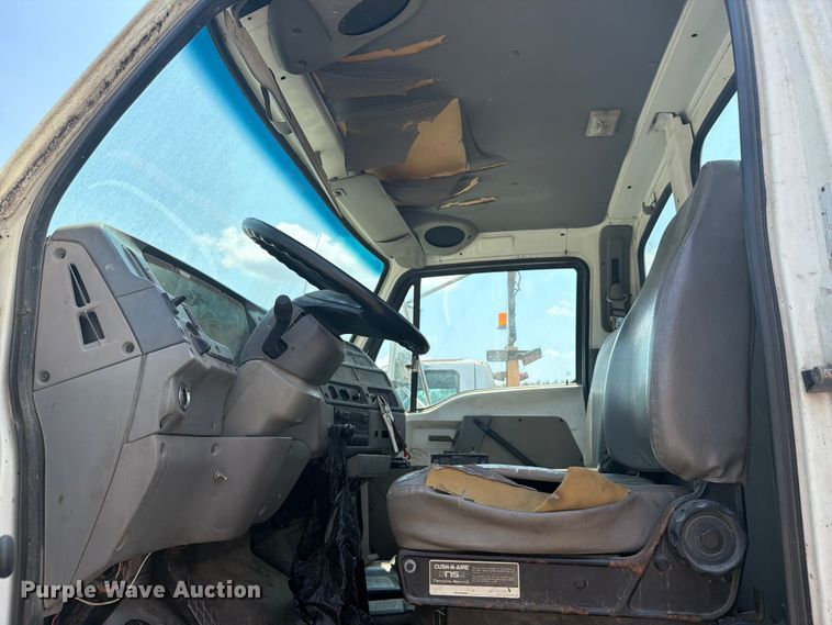 image for item FC3273 1998 Ford L8000 semi truck