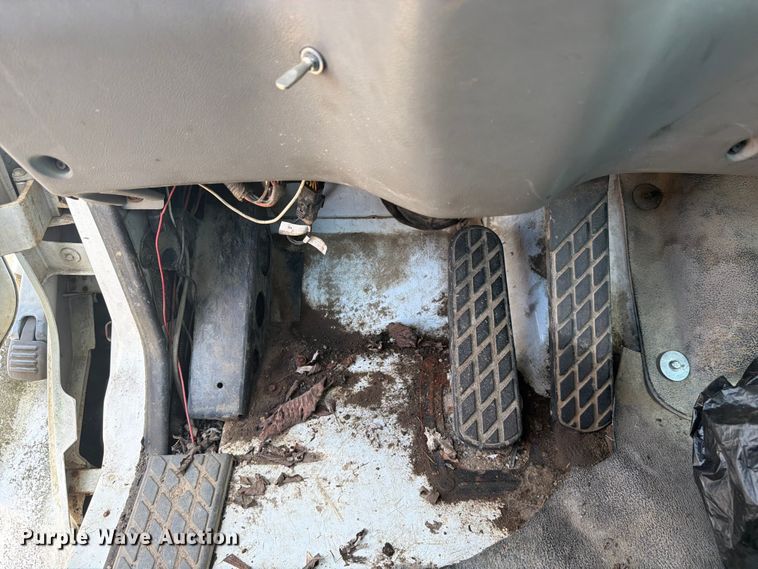 image for item FC3273 1998 Ford L8000 semi truck