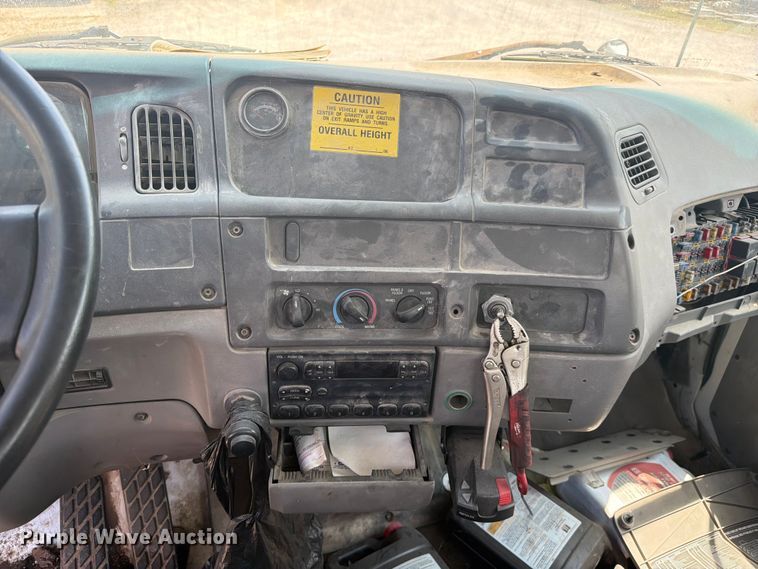 image for item FC3273 1998 Ford L8000 semi truck