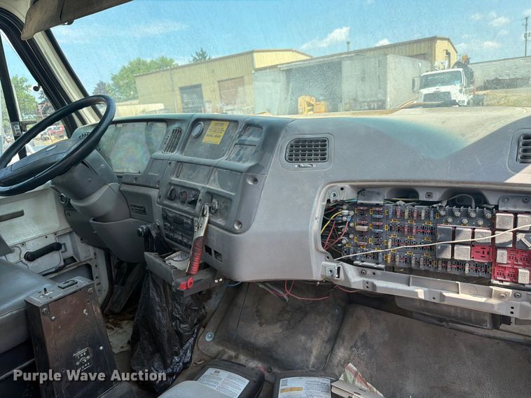 image for item FC3273 1998 Ford L8000 semi truck