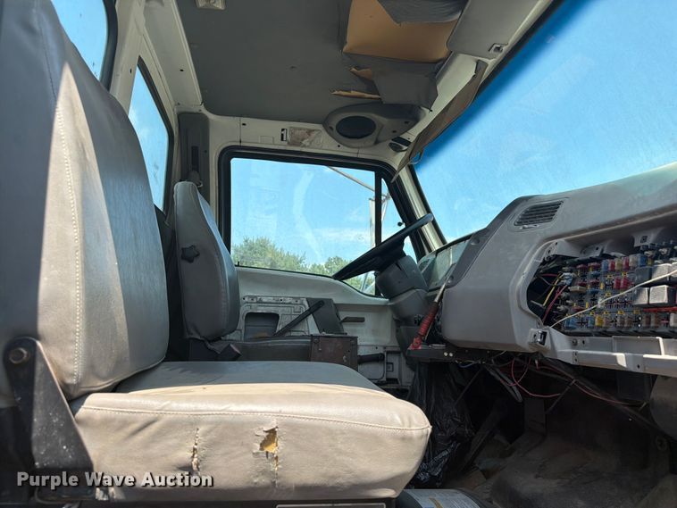 image for item FC3273 1998 Ford L8000 semi truck