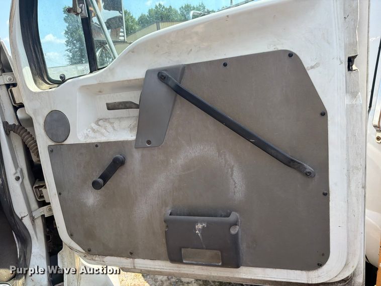 image for item FC3273 1998 Ford L8000 semi truck