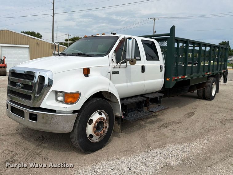 2004 Ford F650 Super Duty Crew Cab flatbed truck