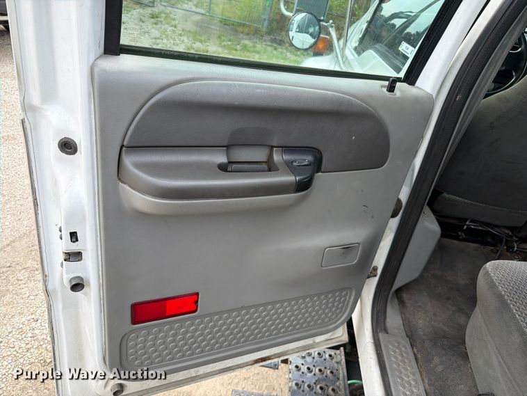 image for item FC3284 2004 Ford F650 Super Duty Crew Cab flatbed truck
