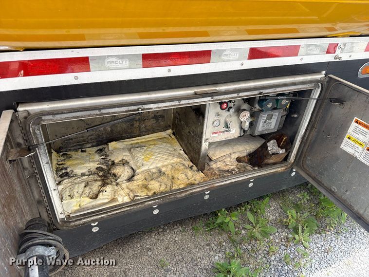image for item FC3328 2018 MAC 406 fuel trailer