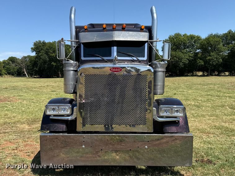image for item FC4203 2000 Peterbilt 378 semi truck