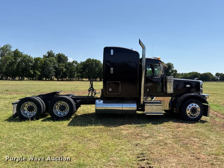 image for item FC4203 2000 Peterbilt 378 semi truck