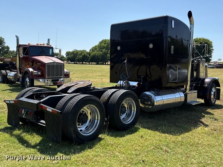 image for item FC4203 2000 Peterbilt 378 semi truck