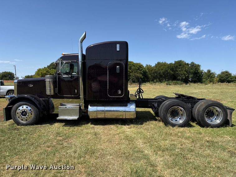 image for item FC4203 2000 Peterbilt 378 semi truck