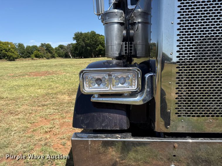 image for item FC4203 2000 Peterbilt 378 semi truck
