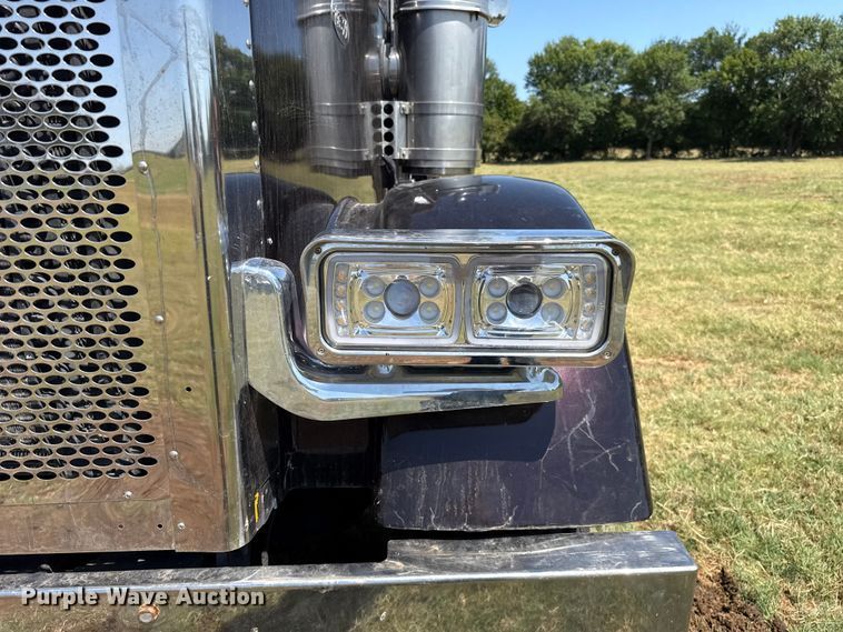 image for item FC4203 2000 Peterbilt 378 semi truck