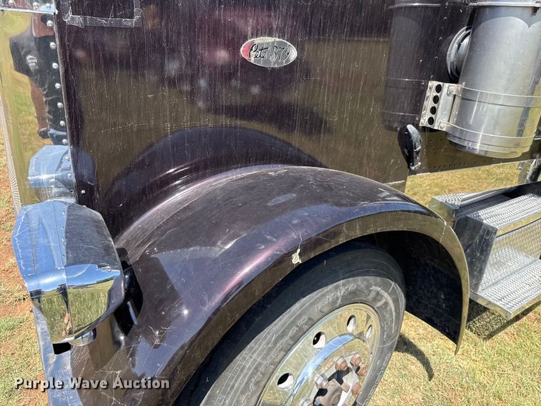 image for item FC4203 2000 Peterbilt 378 semi truck