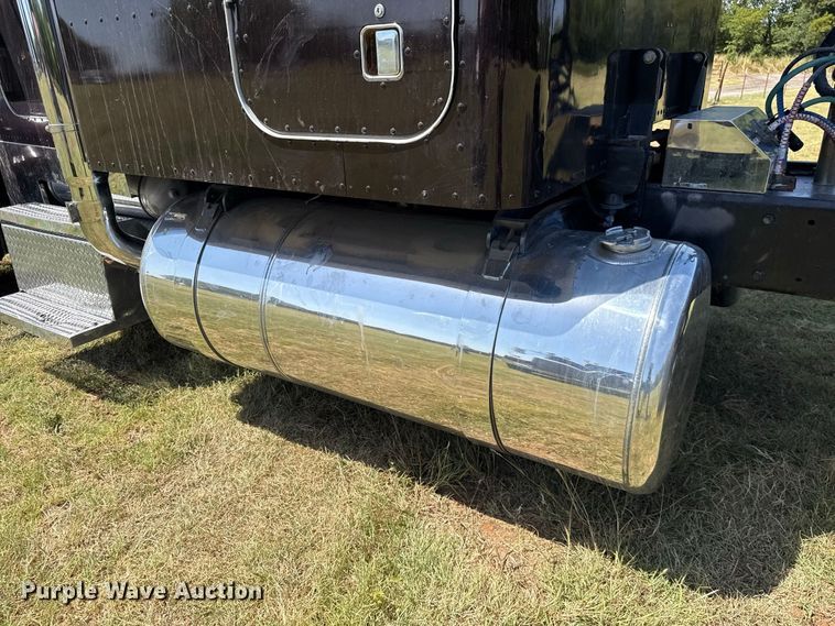 image for item FC4203 2000 Peterbilt 378 semi truck