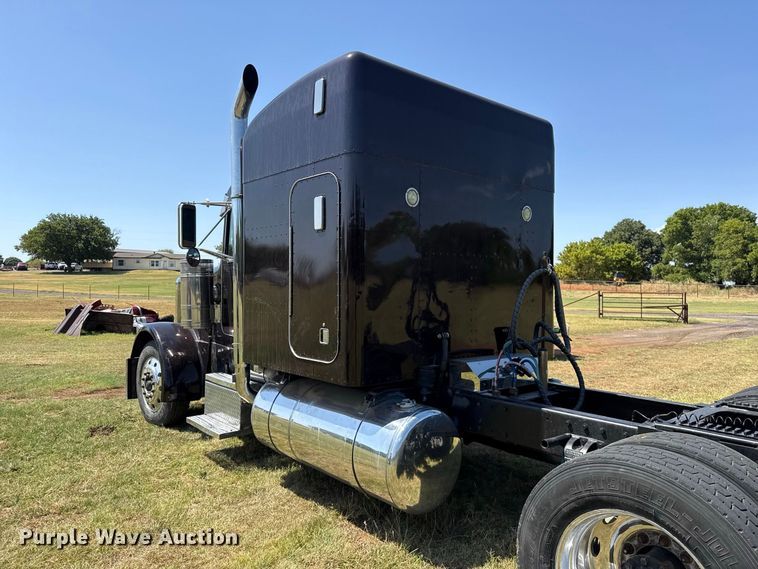 image for item FC4203 2000 Peterbilt 378 semi truck