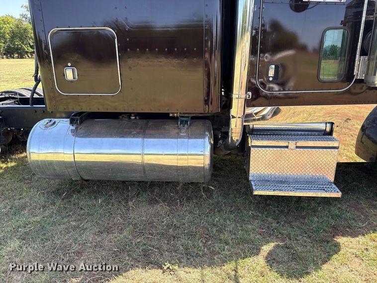 image for item FC4203 2000 Peterbilt 378 semi truck