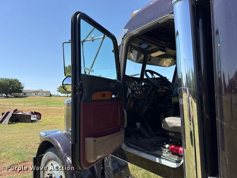 image for item FC4203 2000 Peterbilt 378 semi truck