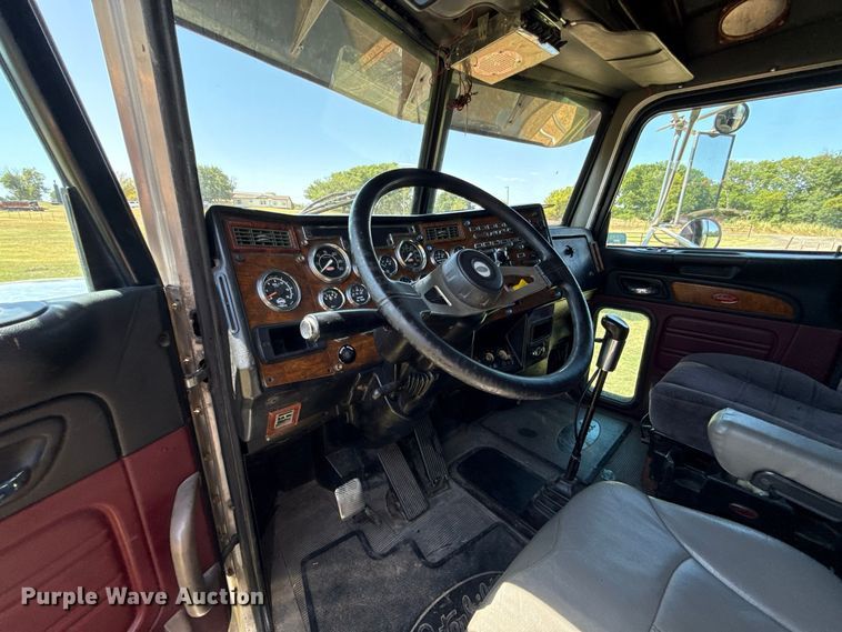 image for item FC4203 2000 Peterbilt 378 semi truck