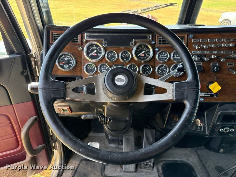 image for item FC4203 2000 Peterbilt 378 semi truck
