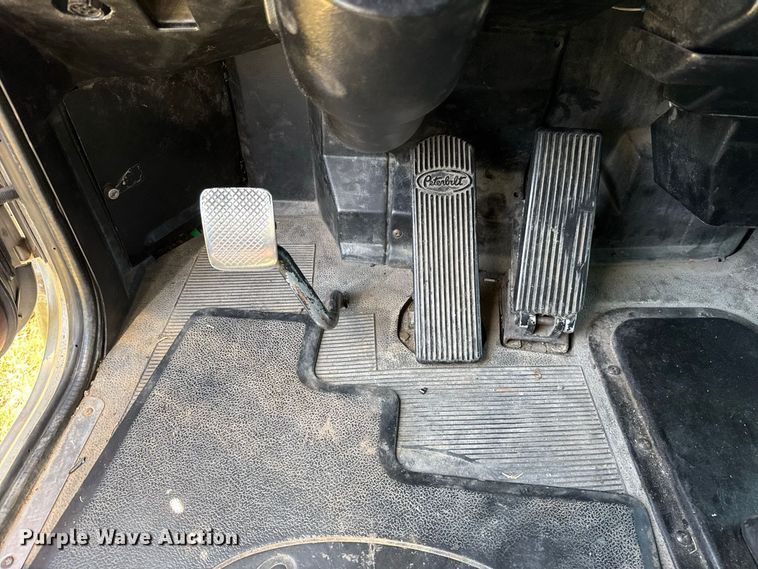image for item FC4203 2000 Peterbilt 378 semi truck