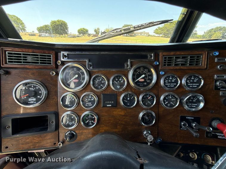 image for item FC4203 2000 Peterbilt 378 semi truck