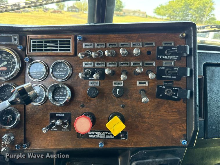 image for item FC4203 2000 Peterbilt 378 semi truck