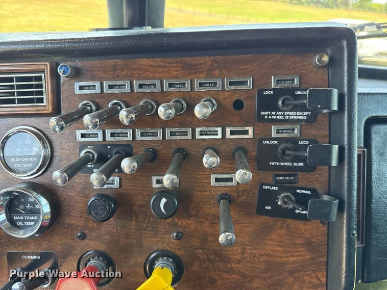 image for item FC4203 2000 Peterbilt 378 semi truck