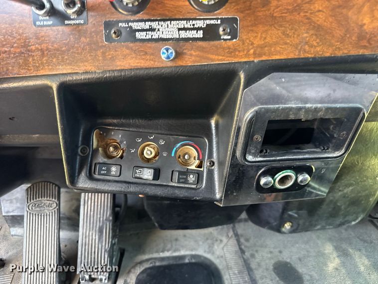 image for item FC4203 2000 Peterbilt 378 semi truck