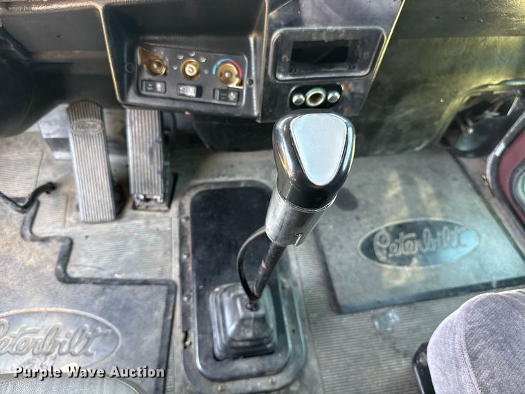 image for item FC4203 2000 Peterbilt 378 semi truck