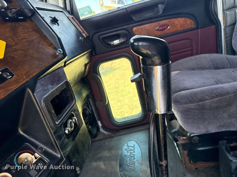 image for item FC4203 2000 Peterbilt 378 semi truck