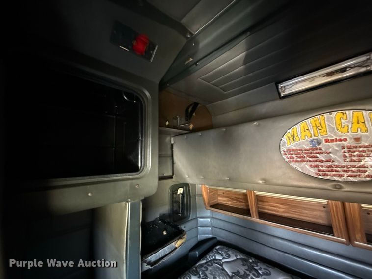 image for item FC4203 2000 Peterbilt 378 semi truck