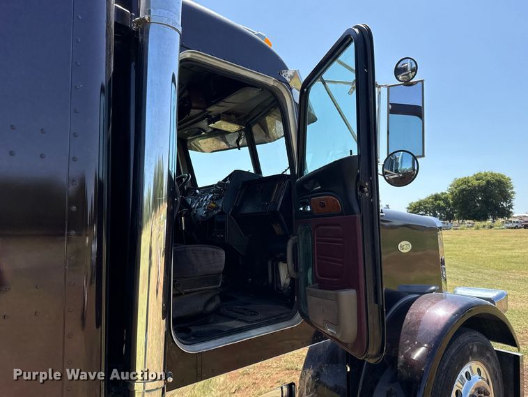 image for item FC4203 2000 Peterbilt 378 semi truck