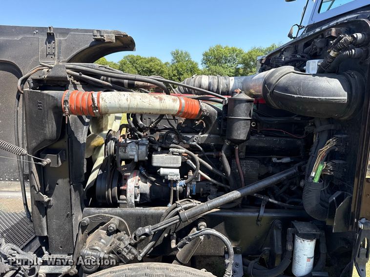 image for item FC4203 2000 Peterbilt 378 semi truck