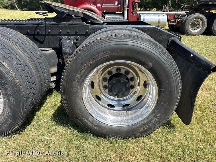 image for item FC4203 2000 Peterbilt 378 semi truck