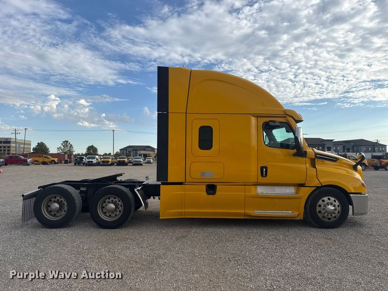 image for item FC4227 2021 Freightliner Cascadia 126 semi truck