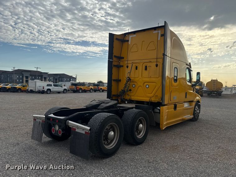 image for item FC4227 2021 Freightliner Cascadia 126 semi truck