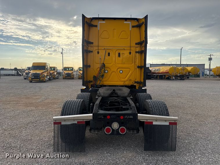 image for item FC4227 2021 Freightliner Cascadia 126 semi truck