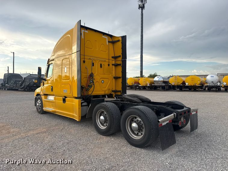 image for item FC4227 2021 Freightliner Cascadia 126 semi truck