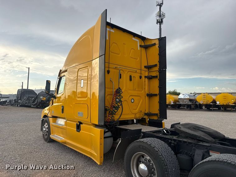image for item FC4227 2021 Freightliner Cascadia 126 semi truck