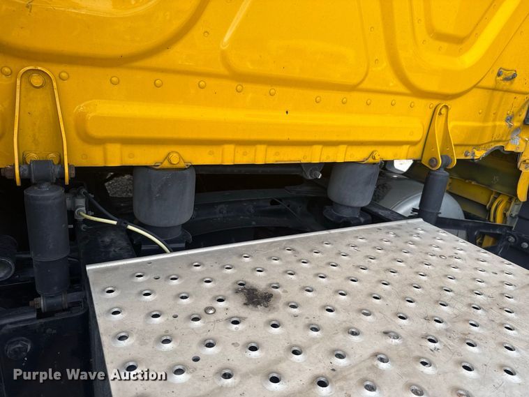 image for item FC4227 2021 Freightliner Cascadia 126 semi truck