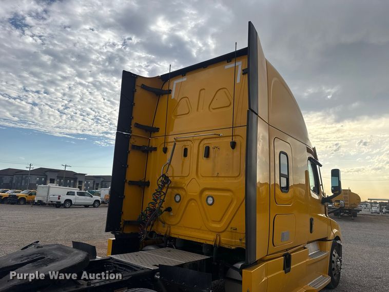 image for item FC4227 2021 Freightliner Cascadia 126 semi truck