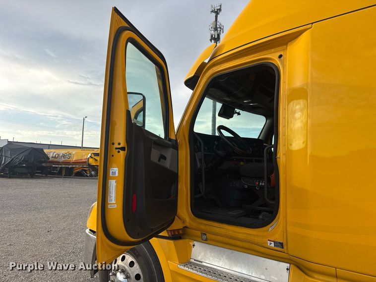 image for item FC4227 2021 Freightliner Cascadia 126 semi truck