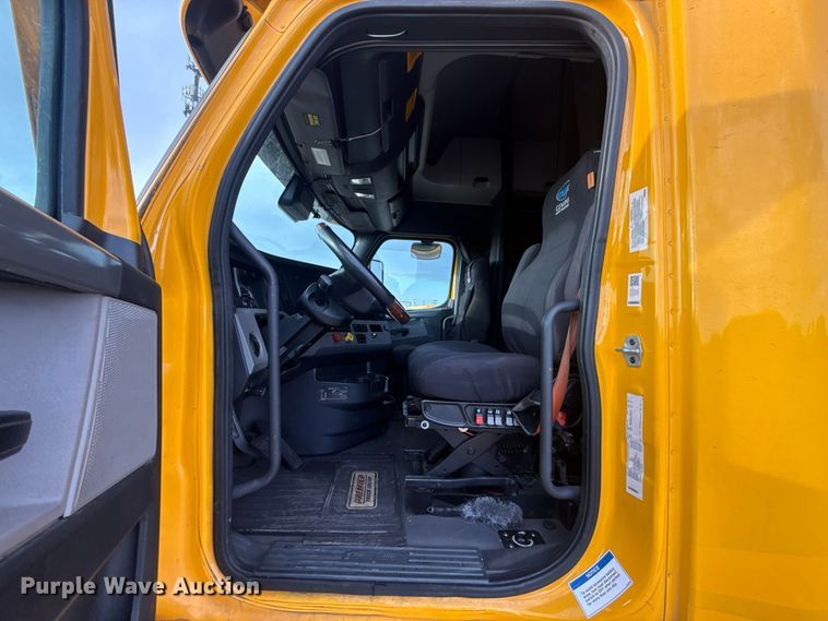 image for item FC4227 2021 Freightliner Cascadia 126 semi truck