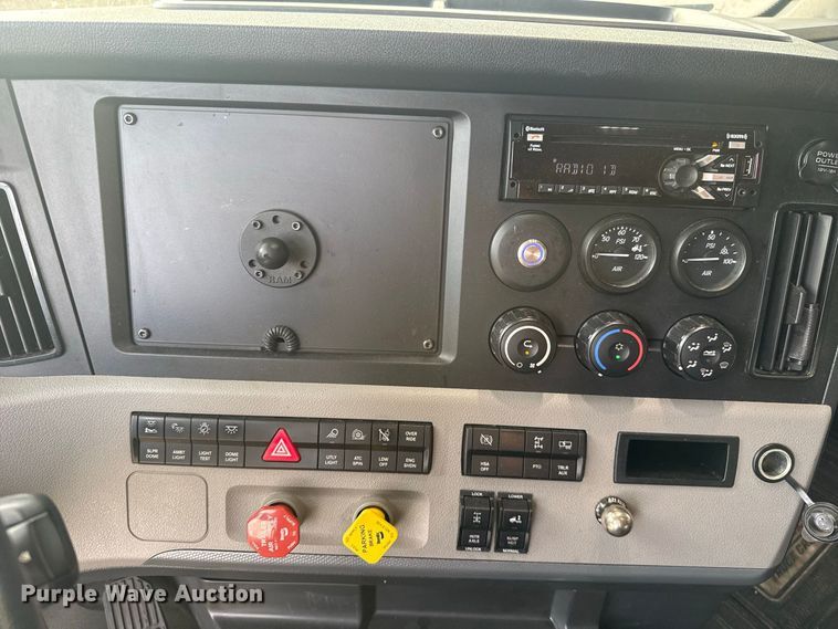 image for item FC4227 2021 Freightliner Cascadia 126 semi truck