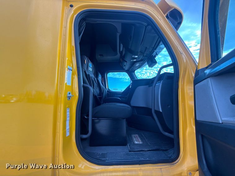 image for item FC4227 2021 Freightliner Cascadia 126 semi truck