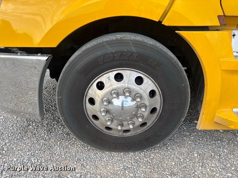 image for item FC4227 2021 Freightliner Cascadia 126 semi truck