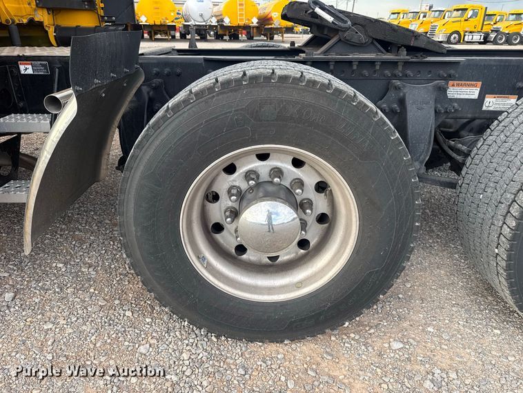 image for item FC4227 2021 Freightliner Cascadia 126 semi truck