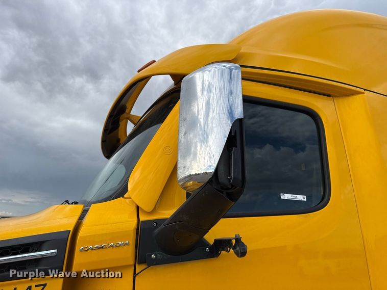 image for item FC4228 2021 Freightliner Cascadia 126 semi truck